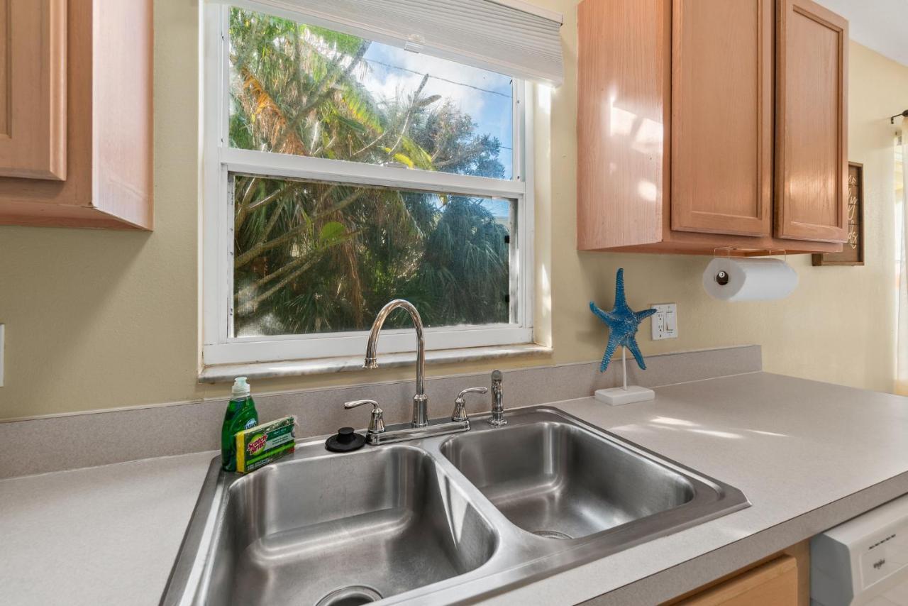 Heart of the Waves: Beachside 3BR Retreat with Hot Tub Melbourne Exterior photo